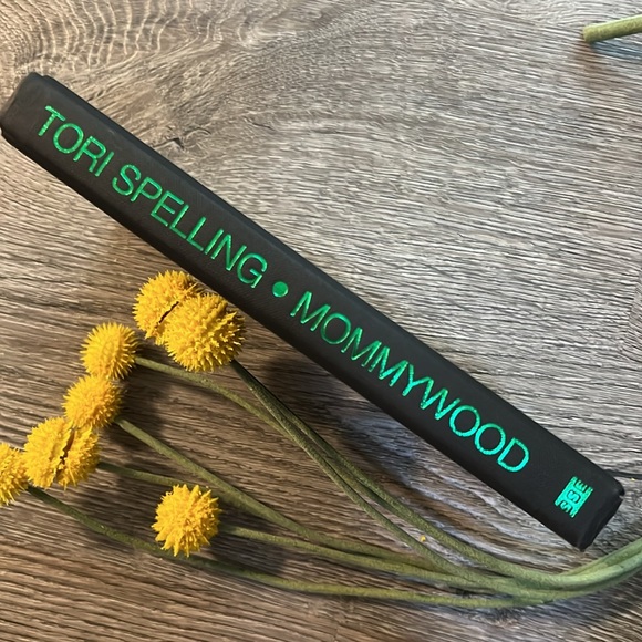 📚 2/$21 BOOKS!! 📚 Tori Spelling - Mommywood 2009 coffee table book - Picture 10 of 10